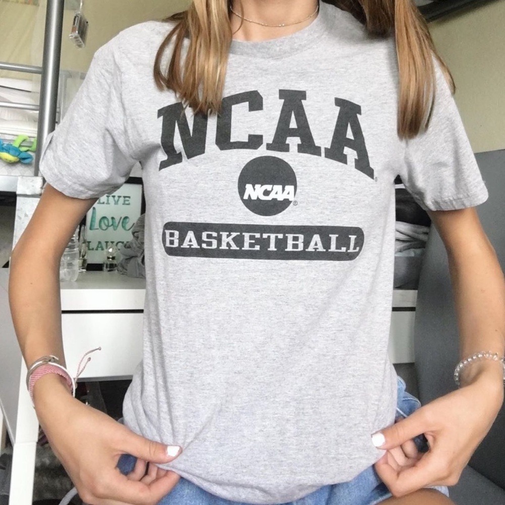 NCAA Vintage-looking Basketball T-shirt